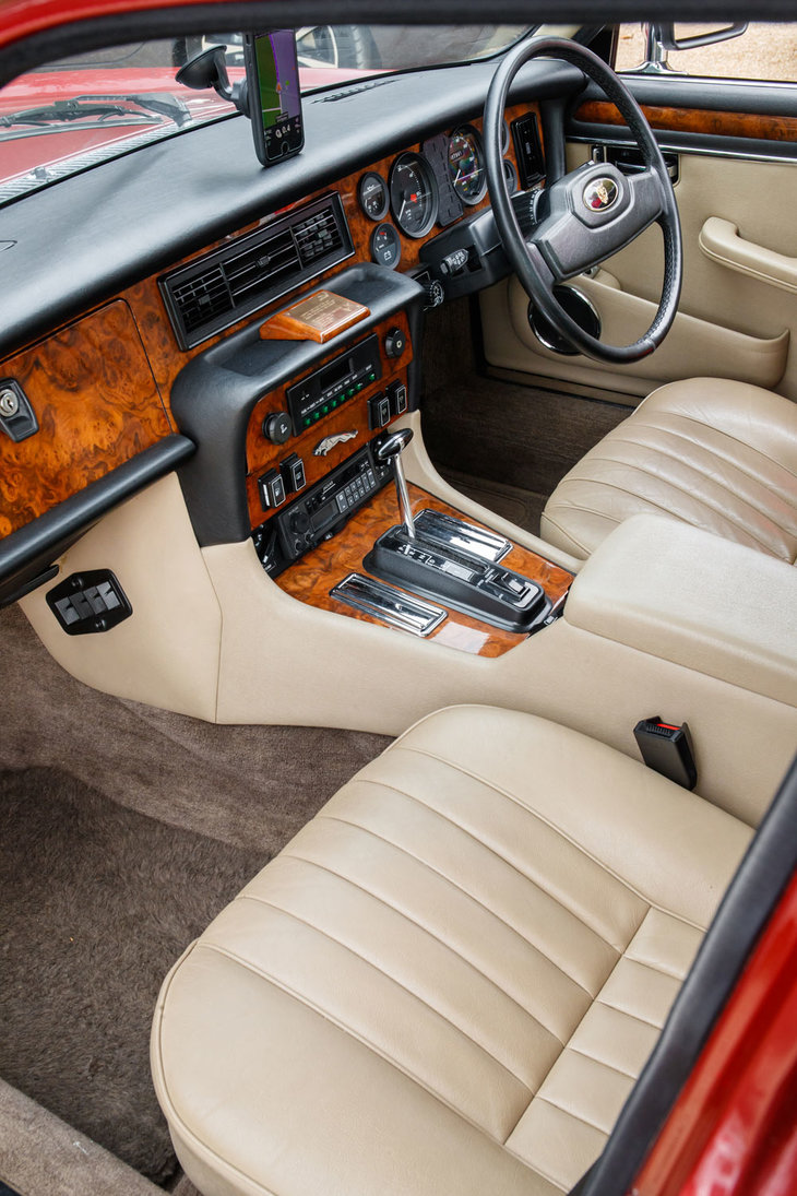 1987年式「ジャガーXJ6」のインテリア。