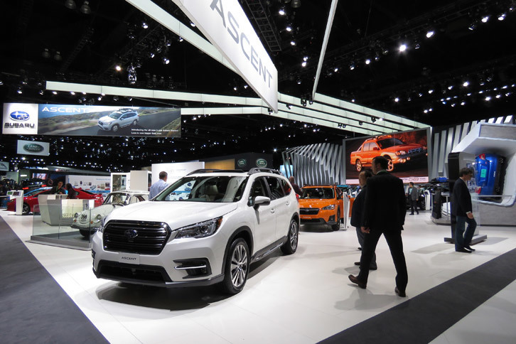 ロサンゼルスモーターショー2017のスバルブースの様子。