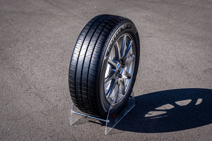 14インチから19インチまで全55サイズがラインナップされる「フィネッサHB01」。軽自動車からコンパクトカー、そして上級セダンまで幅広い車種をカバーする。価格は1万2980円から6万2150円まで。