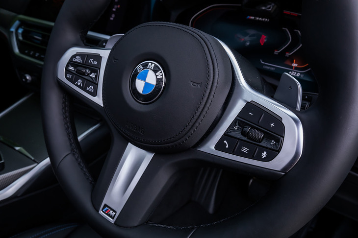 「M340i xDrive」には、ステアリングから手を放しての走行が可能となる「ハンズオフ機能付き渋滞運転支援機能」が搭載されている。