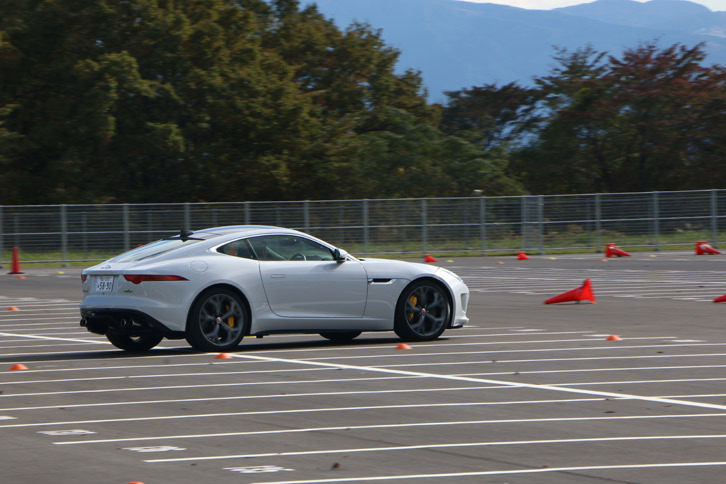 ジャガーのスポーツモデル「Fタイプ クーペ」を使った試乗会も実施。こちらは参加者自らハンドルを握ることができた。