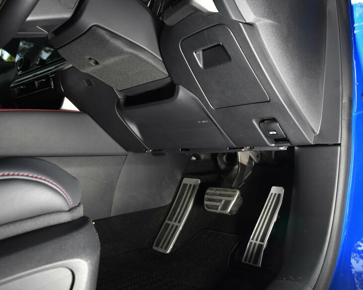 アルミペダルは“Fスポーツ”専用。ステアリングコラムの下にあるファブリックの部分が輻射ヒーター。