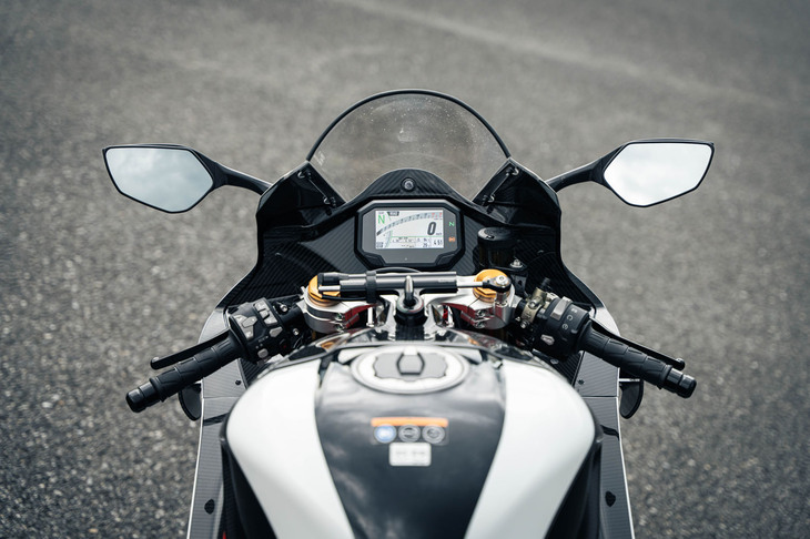 液晶のデジタルメーターをはじめ、操作インターフェイスは基本的に「カワサキ・ニンジャZX-10RR」と共通。ほぼほぼレーサーといったマシンだが、クルーズコントロールが搭載されている。
