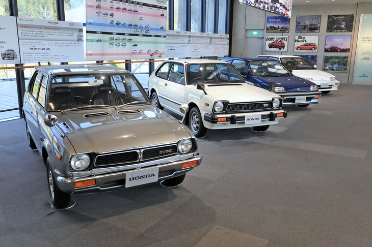 企画展「CIVIC WORLD 受け継がれるHondaのDNA」では、10世代12台の「ホンダ・シビック」や、歴代シビックにまつわる資料が、ホールの2階と3階に展示される。写真は2階に並べられた、初代～4代目のシビック。