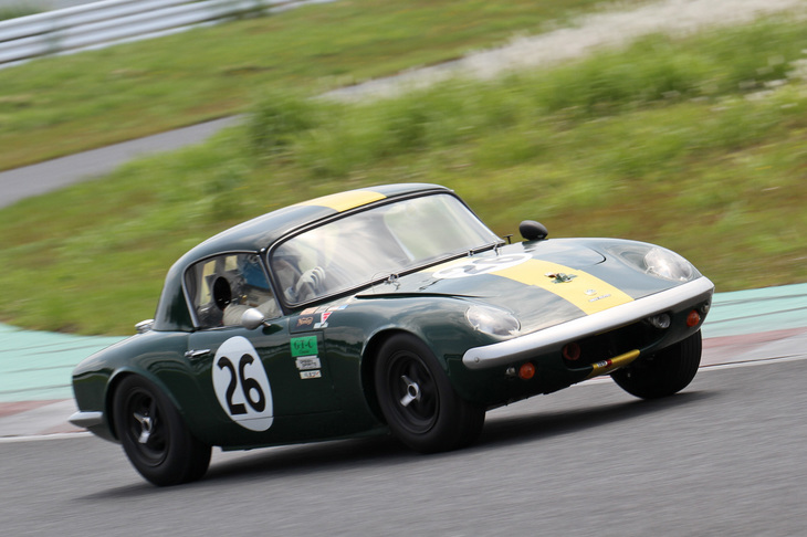 ポールポジションからスタートしたが、1コーナーで生沢さんにトップを奪われ、その後抜き返したものの、再度逆転され結局2位となった関口さんの「ロータス26R」。しかし、最終ラップに生沢さんを上回る1分20秒579のファステストラップを記録。またダブルエントリーしたセブリング 40m トロフィーでは、2位に1分以上の差をつけて優勝した。