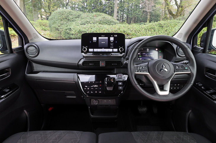 コスト的に自動車所有が難しくなっているといわれる今、持たずに乗れるカーシェアの利用は急速に拡大しつつある。写真は「三菱eKクロスEV」のインテリア。