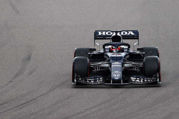 アルファタウリ勢は2台そろって予選Q2落ち。なかでもQ3の常連だったピエール・ガスリーは、全車走行のQ1で6位に入ったものの、徐々にコンディションが改善していたQ2では1セットのタイヤを使い切ってしまいタイムアップならず12位。角田裕毅（写真）は13位だった。バルテリ・ボッタスの降格ペナルティーで1つずつ繰り上がったレースでも苦しい戦いは続き、ガスリー13位、スタート後に最後尾に落ちた角田は17位と両者とも振るわず。チームは2戦連続でノーポイントに終わった。（Photo=Getty Images / Red Bull Content Pool）