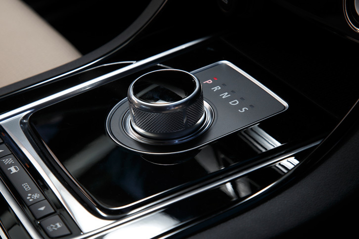イグニッションオンとともにせりあがる、ダイヤル式のシフトセレクター。トランスミッションにはトルコン式8段ATが採用されている。