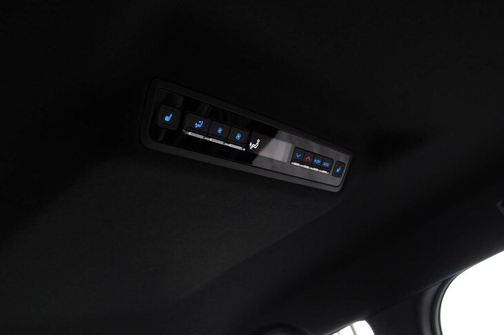 トヨタ・ヴォクシーS-Z＜7人乗り／ハイブリッド車＞（後席用の空調スイッチ）