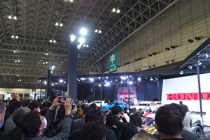 東京オートサロン2023のホンダブースの様子。プレスカンファレンスには多くの報道関係者が集まった。