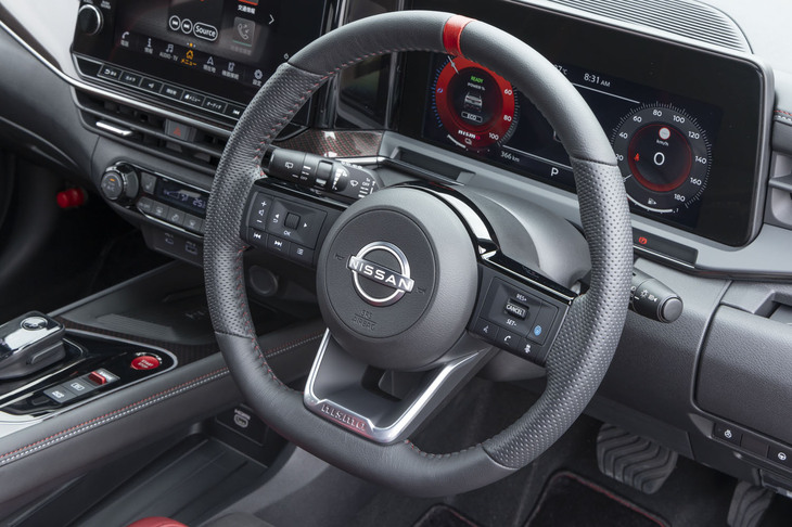 ステアリングホイールには赤いセンターマークと「nismo」ロゴが入る。