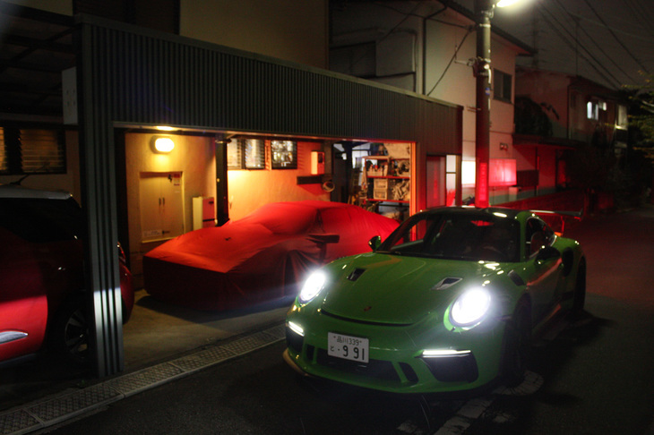 わが家のガレージ前で「911 GT3 RS」と記念撮影。夜の住宅街でもギリ迷惑にならない程度のエキゾーストサウンドだった。外装色の「リザードグリーン」は、夜間でも目立つ。