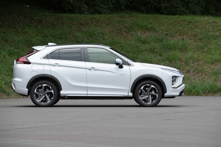 ボディーの全長が140mm伸びて4545mmに。その内訳はフロントオーバーハングが35mmでリアオーバーハングが105mm。