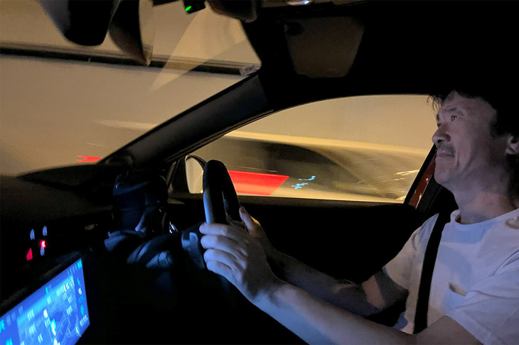 「ジュニア イブリダ スペチアーレ」でいざ首都高へ。コンパクトでスポーティーなデザインや、元気に回る1.2リッター直3エンジンに、アルファらしい若々しさを感じる。