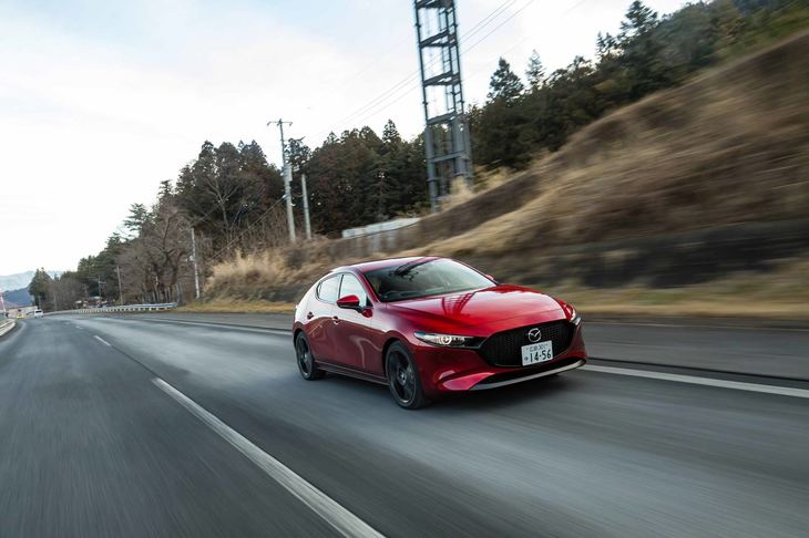 まず「マツダ3」から導入が開始された「スカイアクティブX」。2020年1月にはコンパクトクロスオーバーの「CX-30」にも設定された。