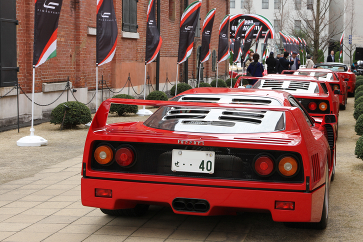 3台の「フェラーリF40」、その前には「スーパーアメリカ」や「365GTB/4デイトナ」が縦列駐車（？）した、ぜいたくな図。