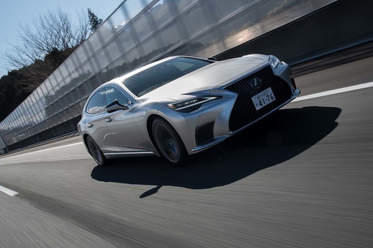 AVSソレノイドを新たに開発し、ランフラットタイヤの縦バネ剛性とスタビライザーの剛性を最適化。これらはすべて乗り心地の向上を目的としている。