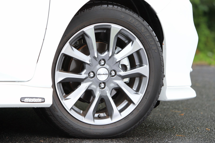 モデューロでは「グレイス」向けに6種類ものアルミホイールが用意されている。今回の試乗車には16インチの「MS-026」が装着されていた。