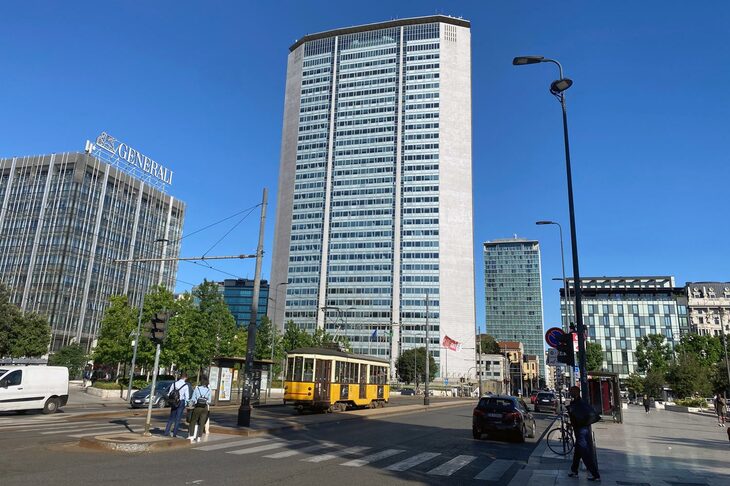 ミラノ中央駅前の「パラッツォ・ピレリ」。2022年6月撮影。