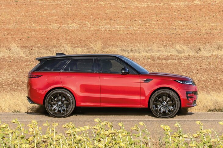 豊富なパワートレインが用意される新型「レンジローバー スポーツ」だが、現状では購入者の多くが4.4リッターV8ターボの「P530」を選択している。