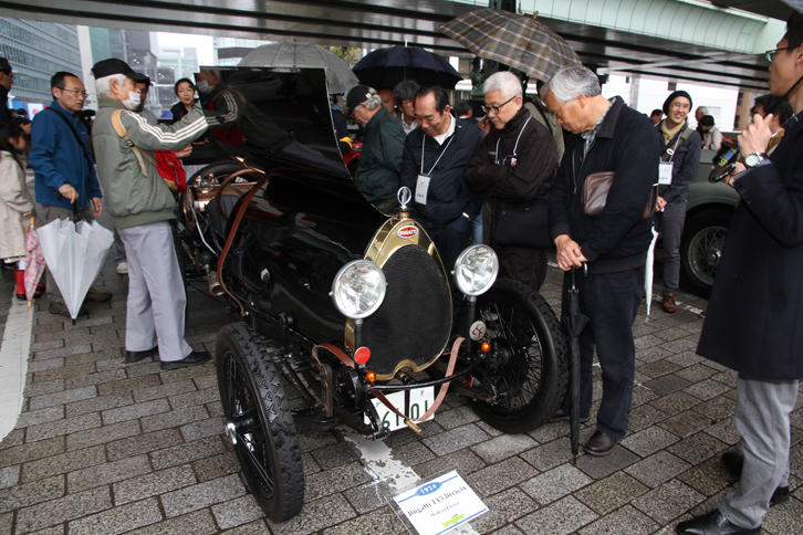 「ブガッティT13ブレシア」がボンネットをご開帳。たちまち人だかりができた。