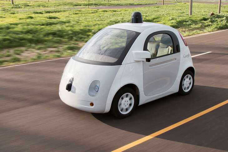 今日では“事故ゼロ”という目標へ向けてさまざまな手段が模索されているが、その多くは「人間を運転から遠ざけること」を意図したもので、その究極のかたちが自動運転車だ。写真はグーグルの自動運転車（2016年）。