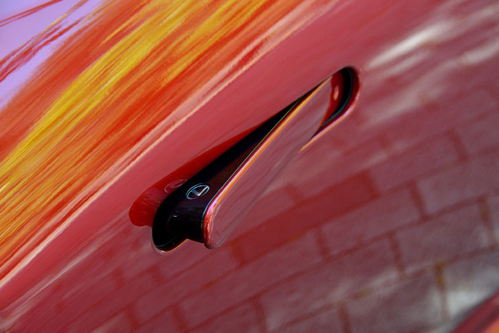 格納式のドアハンドル。走行時はドアパネルと均一な面を形成することで、空力性能の向上に貢献する。