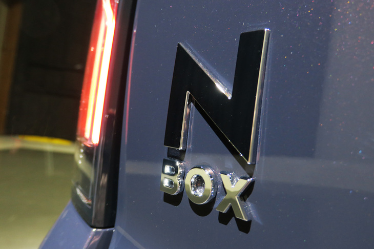 ホンダN-BOXカスタム（「N-BOX」バッジ）