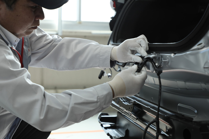 「KINTO Unlimited」の「アップグレード」サービスは、現在のところ「アップグレードレディ設計」を実装した車両が対象となる。アップグレードレディ設計では配線やセンサーの取り付けポイントなど、アップグレードに必要な施工作業の大部分をクルマにあらかじめ織り込んでおくことで、実際に現場で行う作業を簡素化。作業にかかる時間が大幅に短縮され、全国で均一化された施工対応が可能になるという。