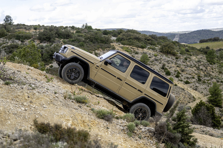 シャシーはエンジン車と同じラダーフレームで、隙間を埋めるかのように駆動用バッテリーを詰め込んでいる。総電力量は116kWh。