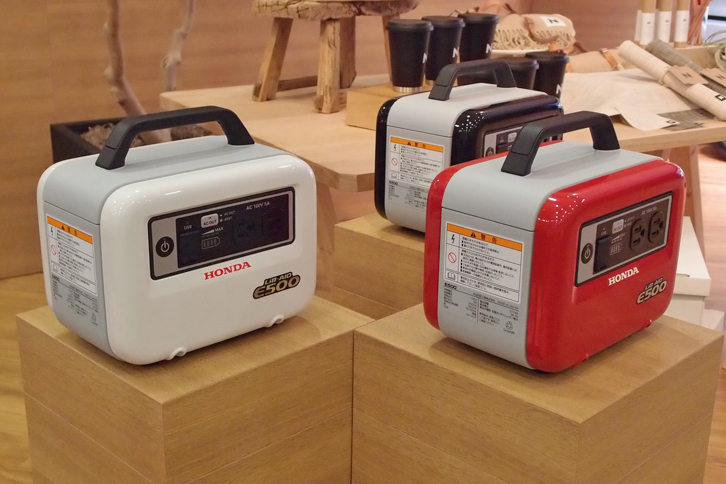 ボディーカラーは、写真右の「パワーレッド」が基本。アクセサリーソケット充電器付きのものに限り、「ブラック」と「ネオエナメルホワイト」も選べる。