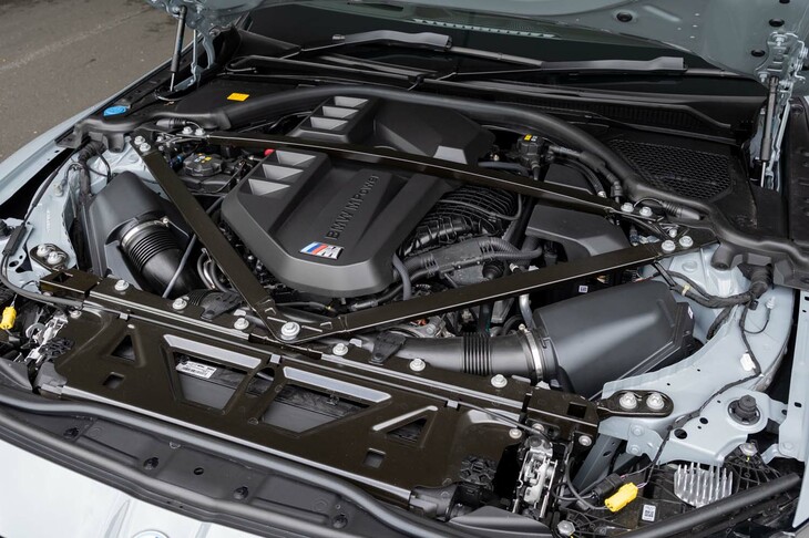 フロントに積まれる3リッター直6ツインターボエンジンは最高出力510PSを発生。エンジンカバーを囲むようにタワーバーが張り巡らされる。