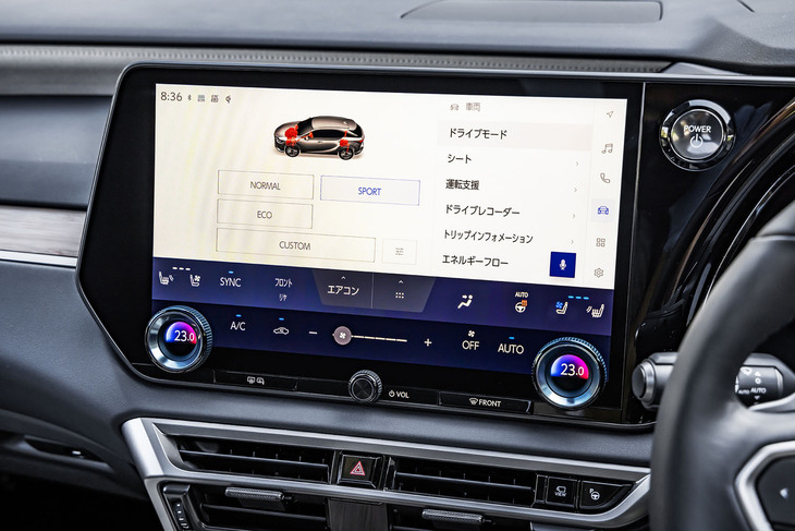 「ノーマル」「スポーツ」「エコ」、そして「カスタム」の4種類の走行モードをセンターディスプレイのタッチスイッチで切り替えられる。カスタムモードでは、パワートレインのレスポンスやサスペンションの減衰力などを任意に設定可能だ。
