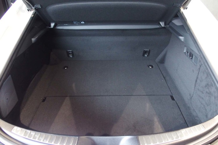 「エディション1」は4人乗りで、後席シートバックは固定式となる（他モデルは分割可倒式のリアシートを採用）。荷室容量は461リッターで、ゴルフバッグ2セットを搭載可能だという。