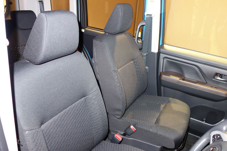 「トールカスタム」のフロントシート。