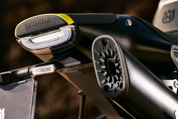 ハスクバーナはスウェーデンの銃器工場を起源とする歴史あるバイクブランドだ。二輪車の製造に乗り出したのは、今から121年も前の1903年。今はオーストリアのKTMの傘下にある。