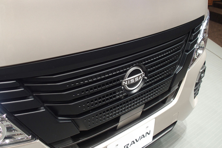 キャラバン50thアニバーサリー（フロントグリル）