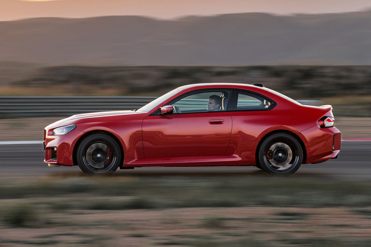 0-100km/h加速のタイムは8段AT車が4.1秒で6段MT車が4.3秒。最高速は250km/hが標準で、オプションの「Mドライバーズパッケージ」を装着すると285km/hになる（いずれもリミッターによる）。