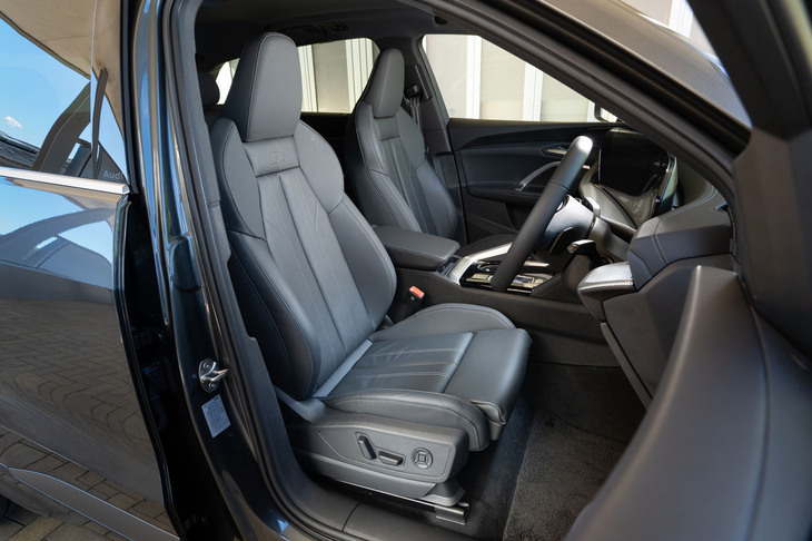 「S lineパッケージ」に含まれるスポーツシート。シート表皮はレザーと合皮のコンビネーション、またはクロスから選択可能だ。