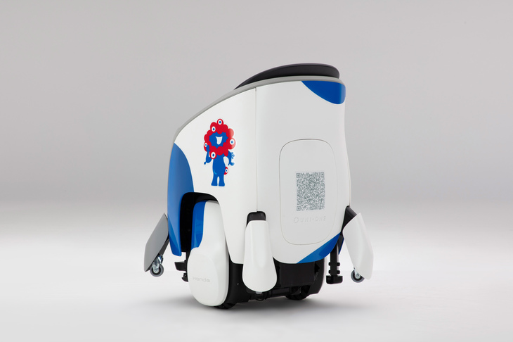 大阪・関西万博の「ロボット＆モビリティステーション」に登場した「ユニワン」の大阪・関西万博用特別ラッピング仕様。