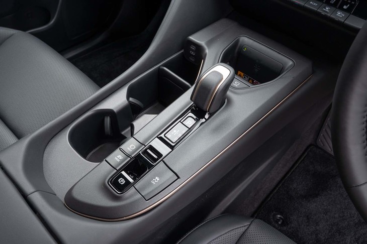 センターコンソールのスイッチ類は微妙に高さを変えてレイアウトすることで使い勝手を高めている。カップホルダーにはふたが備わらない。