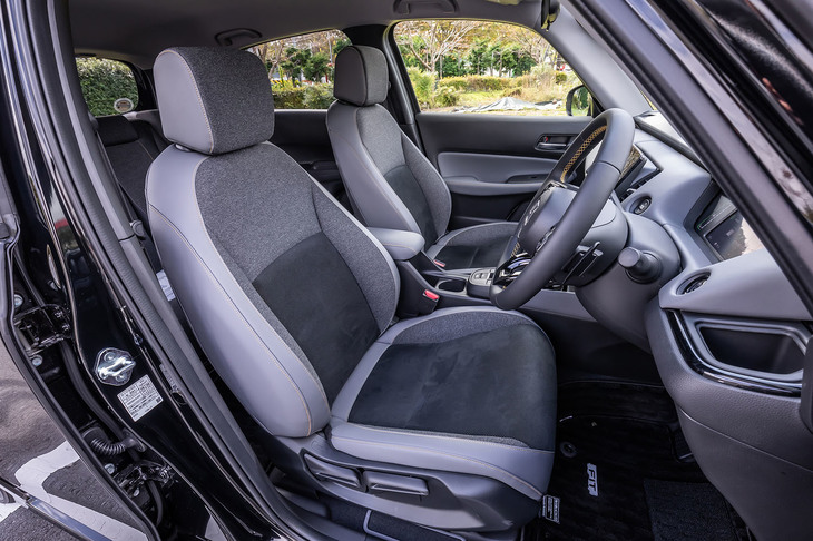 「フィットe：HEV RS」のフロントシートは、プライムスムース×ウルトラスエードの表皮で仕立てられている。座面と背もたれ下部の表皮が適度に体の滑りを抑制し、フィット感も良好だ。