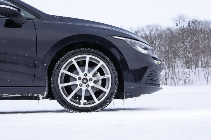 225/40R18サイズの「クロスクライメート3スポーツ」が装着された「フォルクスワーゲン・ゴルフeTSI」。こちらもスラロームやダブルレーンチェンジを想定した特設コースで、同サイズの「クロスクライメート2」との比較試走を行った。