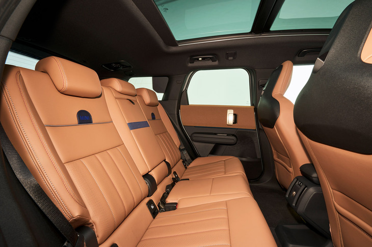 ボディーサイズがグッと大きくなったので、後席の居住性もラゲッジスペースの広さも、十分にファミリーユースに耐えられるものになった。