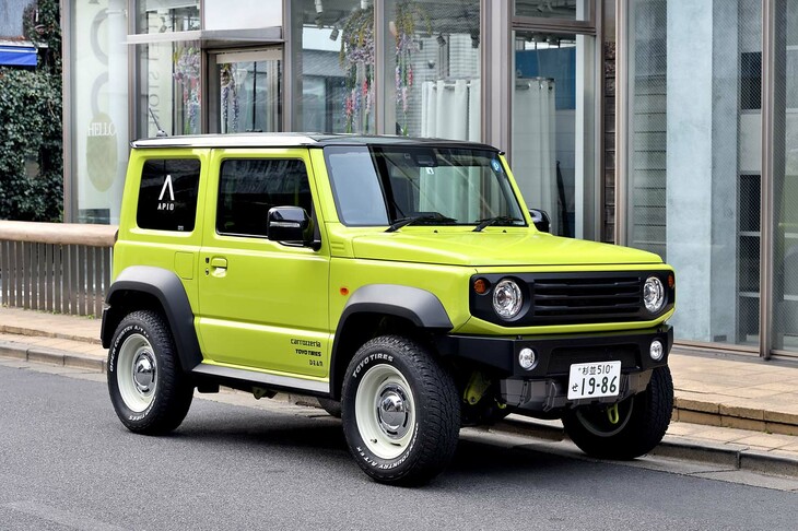 注目の新型「楽ナビ」によるドライブは、道を選ばぬ走破性が自慢の「スズキ・ジムニーシエラ」で実施。明るいカラーに気分もアガる。