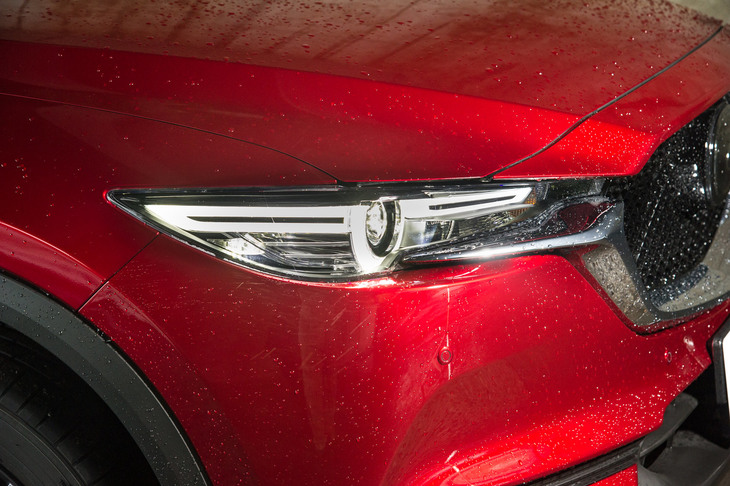 安全装備としては自動緊急ブレーキや前後進対応のAT誤発進抑制制御、車線逸脱防止警報、ブラインドスポットモニターなどを全車に採用。「プロアクティブ」や「Lパッケージ」にはアダプティブLEDヘッドライトも標準装備される。