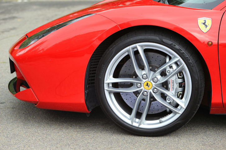 タイヤサイズは前（写真）が245/35ZR20で、後ろが305/30ZR20。試乗車には「ピレリPゼロ」が装着されていた。