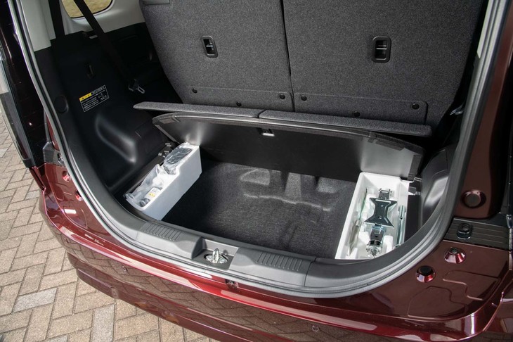 FF車の荷室床下に備わるサブトランク。4WD車にはもう少し浅いラゲッジアンダーボックスが用意される。