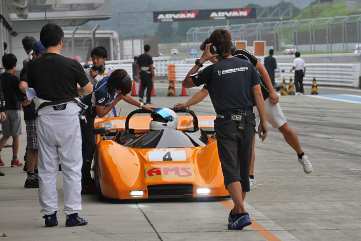 スタッフがインカムを着用するなど、プロっぽい雰囲気のチーム。