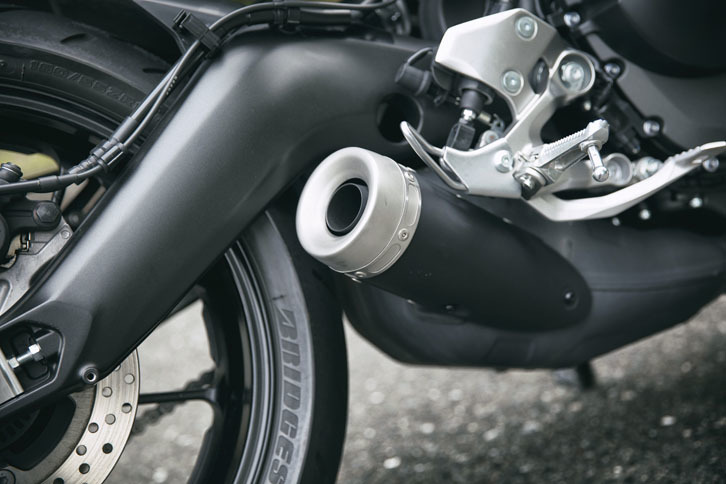 全長の短いマフラー。特徴的なデザインが、往年のカフェレーサーを思わせる。